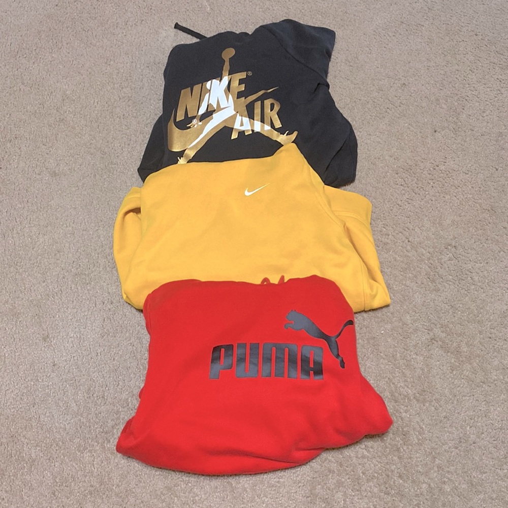 Bundle of 3 Large Hoody’s and all in good shape. 2 are Nike and 1 is Puma